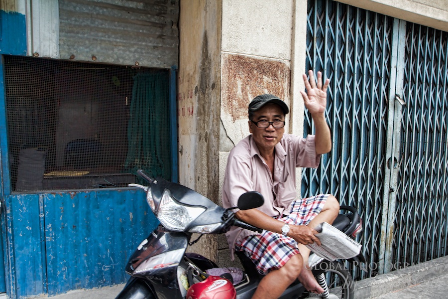 A friendly hello as we drove past! I loved that the guy sits on his motorbike to read his morning paper!
