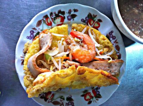 A Bánh Khoái Huế disc in plain view