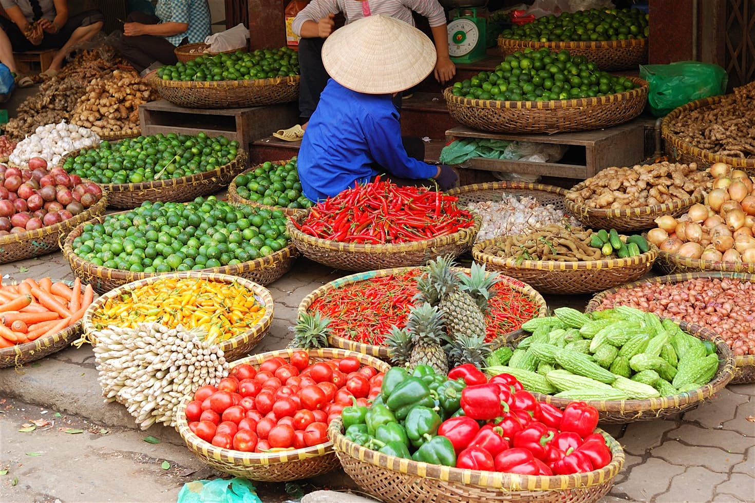 Baskets of produce at a Hanoi market © Rosino / CC BY-SA 2.0